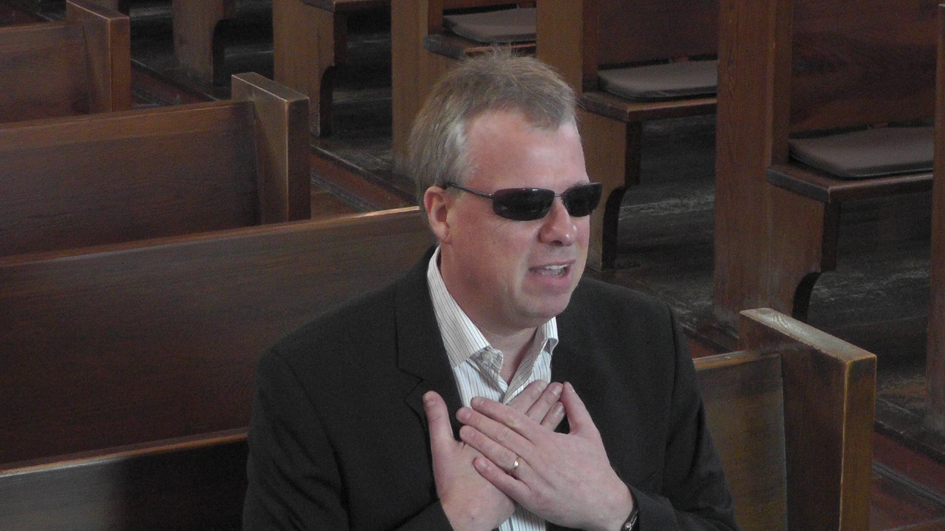 Constantin singt mit Herz auf der Kirchenbank