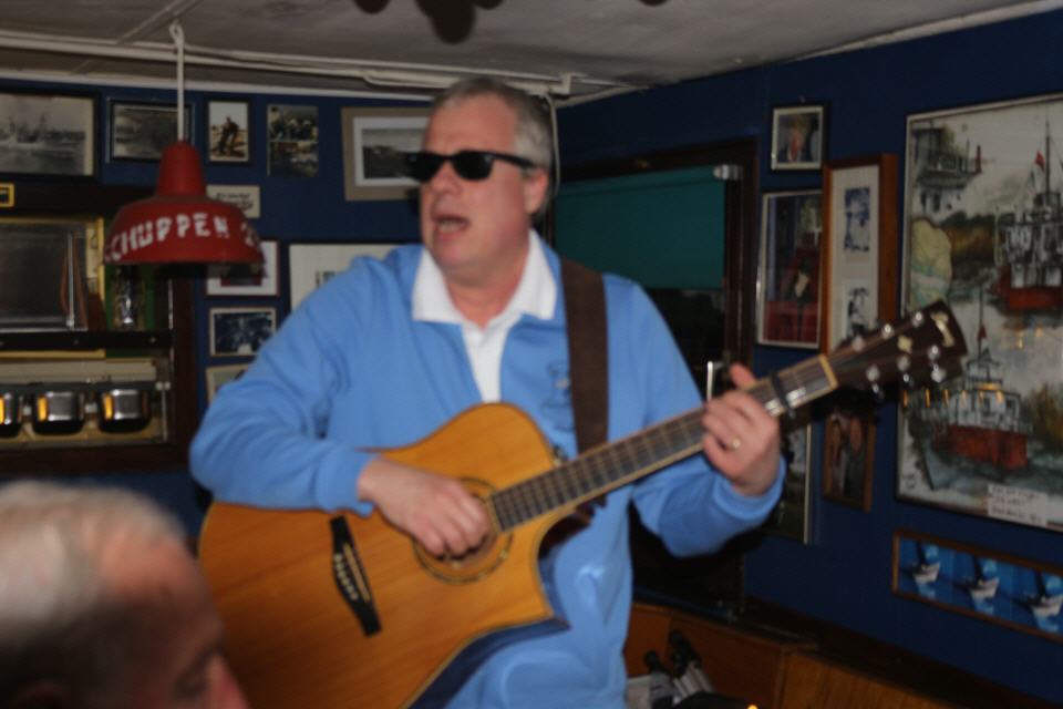 Ein Ankerspiller mit Gitarre